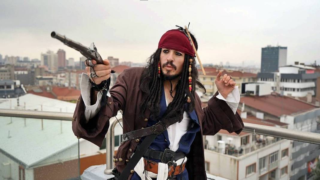 Ankaralı Jack Sparrow, oyun havalarıyla başkenti coşturdu! Görenler telefona sarıldı 11